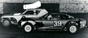 Jerry Hetrick #9a spots Tommy Thompson #39 pulling alongside him in 1980.  Photo from Tommy Thomson collection. 