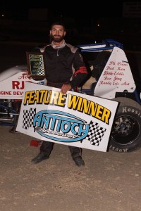 Marcus Smith #20 served notice that he is here to win the Wingless Spec Sprint championship as he won for the second tome. Photo by Paul Gould